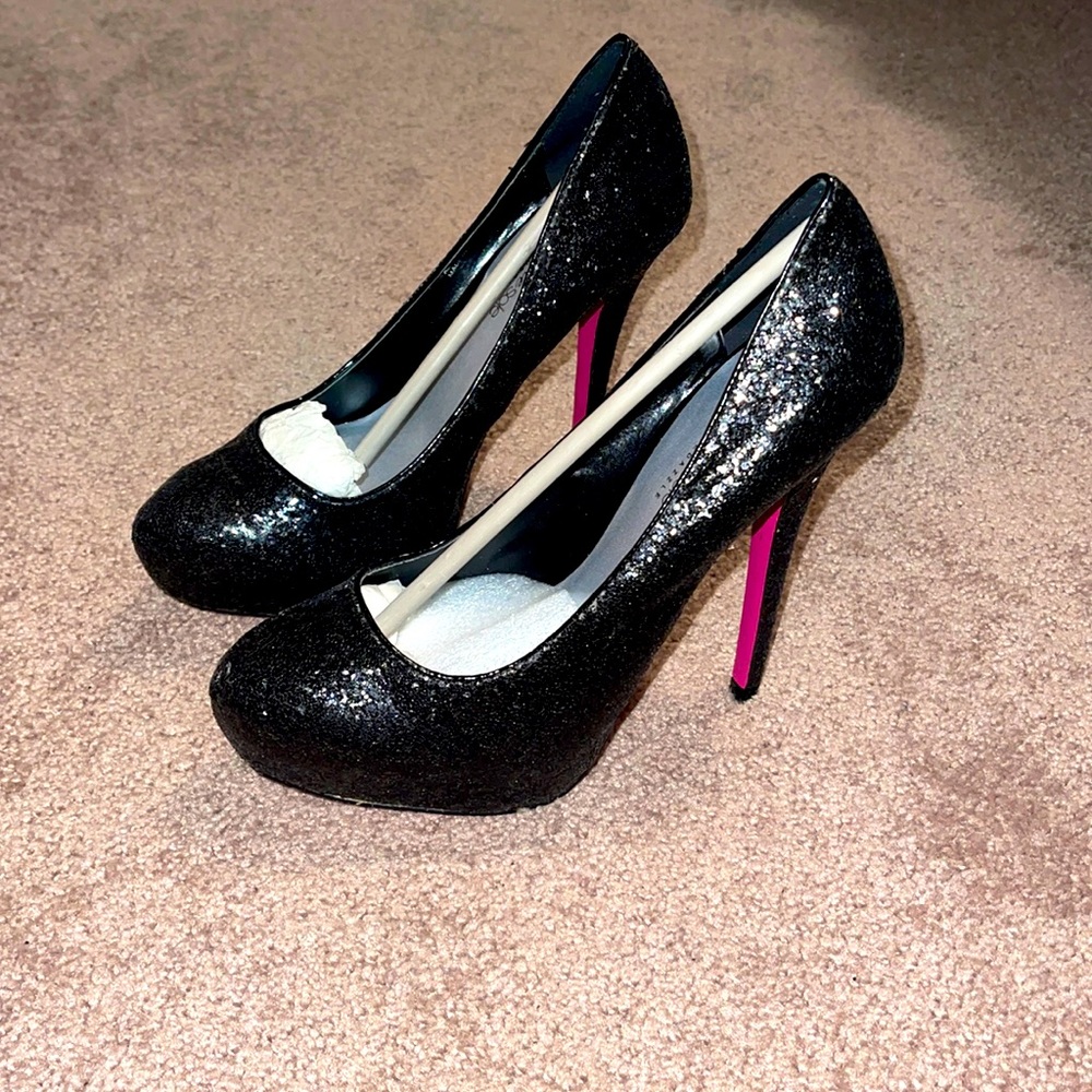 Never warn shoe dazzle black closed toe heels